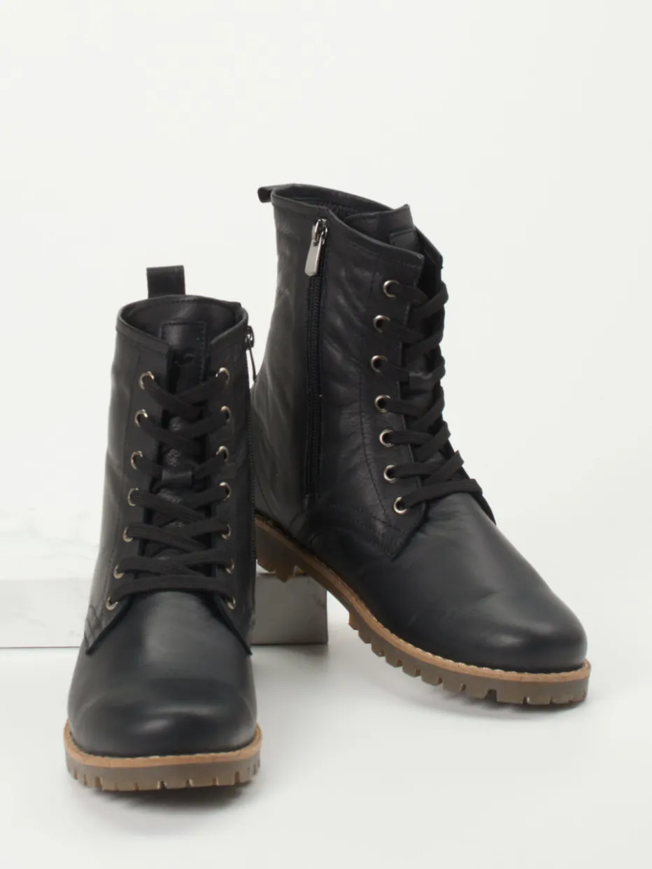 – Schnürboots aus Kalbleder*Andrea Conti Hot