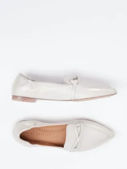 Damen Andrea Puccini – Loafer aus Metallicleder silberbeige