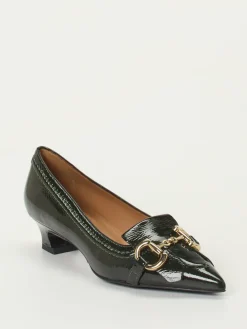 – Pumps aus Lackleder in Tannen*Andrea Puccini New