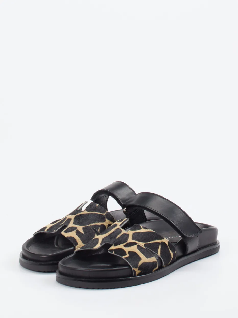 – Slides aus Lammleder mit Fellprint*Andrea Puccini Best