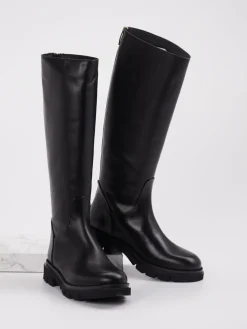 – Stiefel aus Kalbleder*Andrea Puccini New