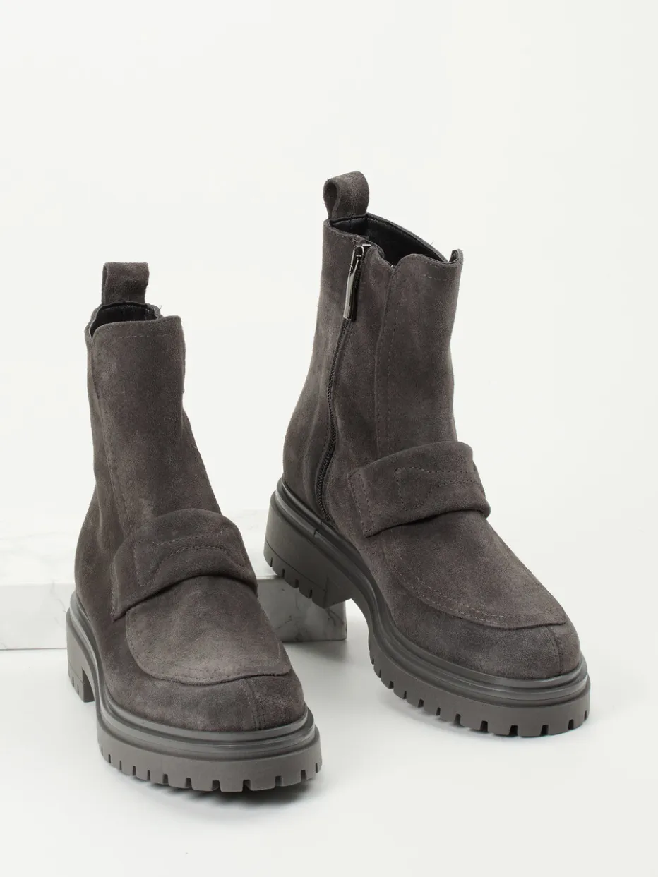 – Stiefelette aus Veloursleder*Andrea Puccini