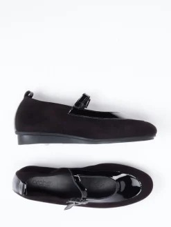 – Spangenpumps aus Lackleder und Veloursleder*Arche