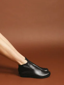 Damen Arche – Stiefeletten aus Metallicleder in Schwarz