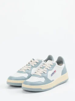 – Sneaker aus Leder in Hellblau--Creme*Autry Best