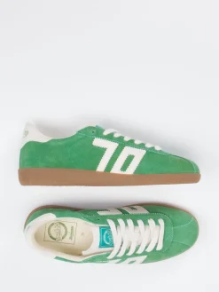 – Retro-Sneaker aus Veloursleder*Back 70