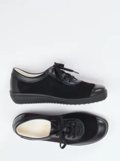 – Schnürschuh aus Stretch und Veloursleder*Christian Dietz