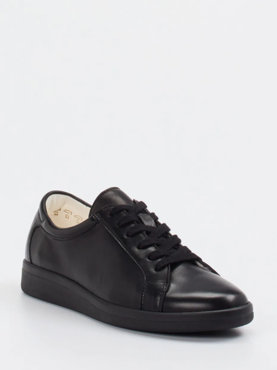 – Sneaker aus Lammleder*Christian Dietz