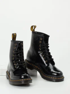 – Schnürboots aus Lackleder*Dr. Martens