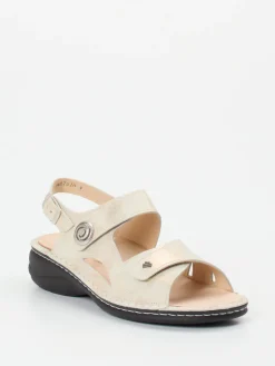 Damen Finn Comfort – Sandale aus Metallicleder champagner