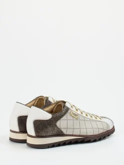 – Sneaker aus geprägtem Leder mit Karomuster*Harris Hot