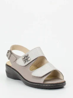 – Sandalen aus geprägtem Leder silber*Hickersberger