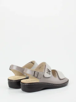 – Sandalen aus geprägtem Leder silber*Hickersberger