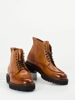 – Derby-Boots aus Büffelleder cognac*Konstantin Starke