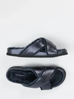 – Slides aus Metallicleder in*Konstantin Starke Best