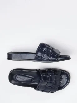 – Slides aus Flechtleder in Dunkel*Konstantin Starke