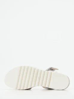 – Keilsandalette aus Veloursleder silberfarben*Mannori