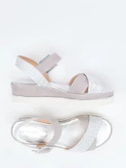 – Keilsandalette aus Veloursleder silberfarben*Mannori