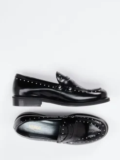 – Loafer aus Hochglanzleder mit Nieten*Maripé