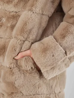 – Kunstfellmantel aus Textil in Beige*NotyZ Hot