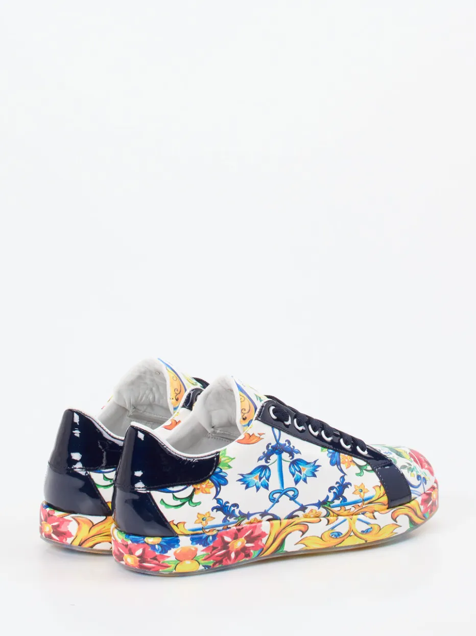 – Sneaker aus geprägtem Leder mit Barockprint*Rise Sale