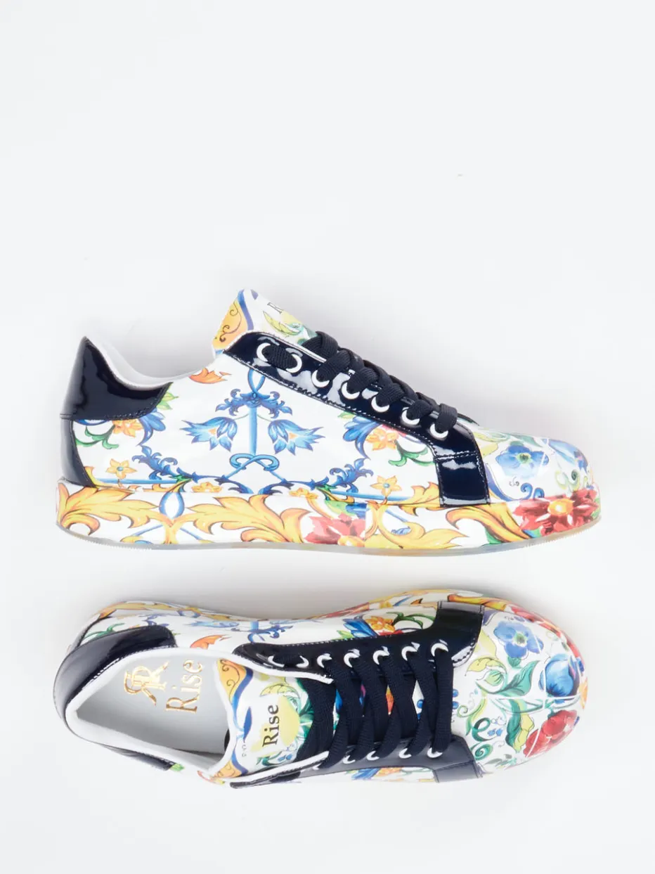 – Sneaker aus geprägtem Leder mit Barockprint*Rise Sale