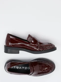– Loafer aus Lackleder in Bordeaux*Strategia Sale