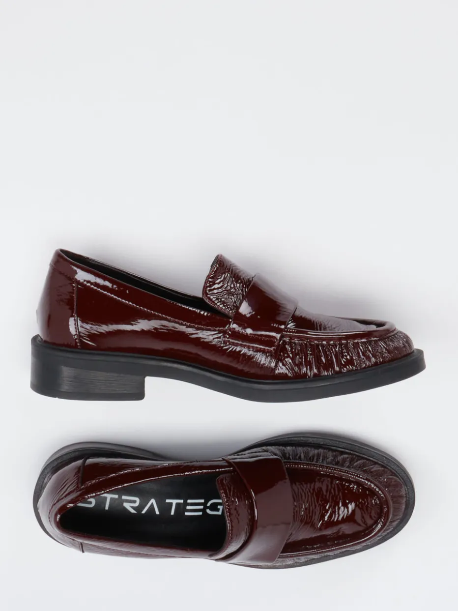 – Loafer aus Lackleder in Bordeaux*Strategia Sale