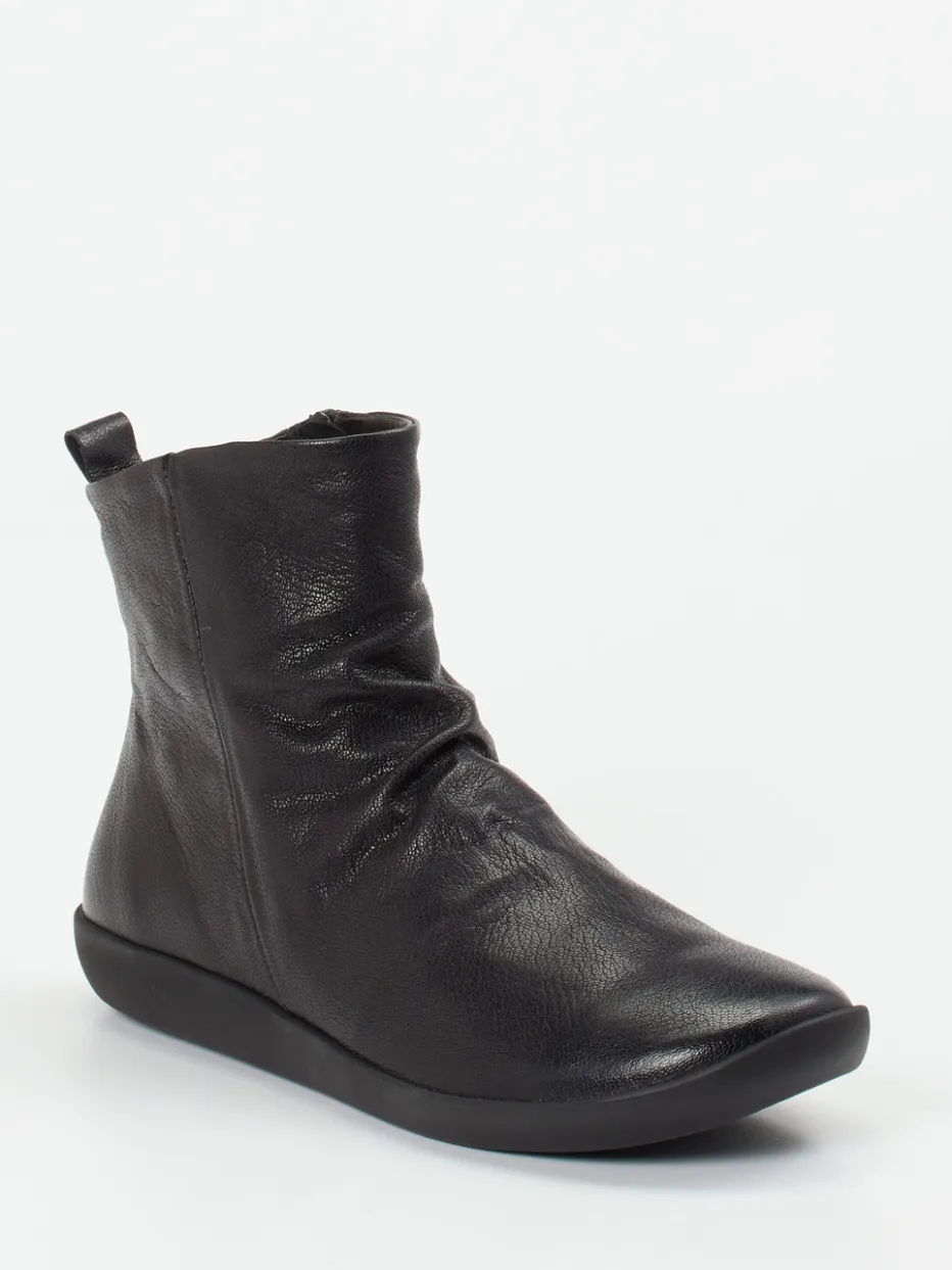 – Stiefeletten aus Ziegenleder*Think Best