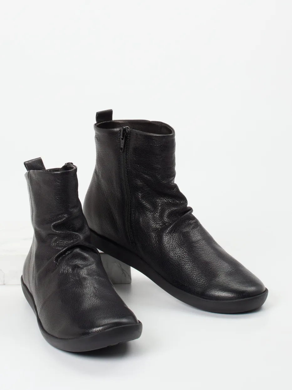 – Stiefeletten aus Ziegenleder*Think Best