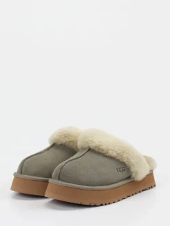 – Pantoffeln aus Veloursleder mit Lammfell*UGG Hot