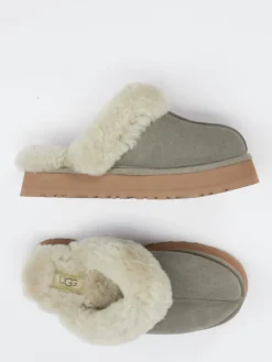 – Pantoffeln aus Veloursleder mit Lammfell*UGG Hot