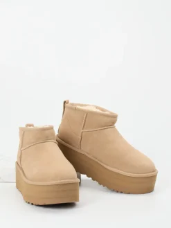 – Stiefeletten aus Veloursleder in*UGG