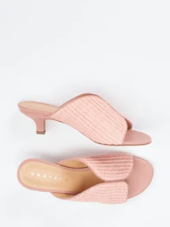 – Mules aus Kalbleder und Flechttextil*Unützer Hot