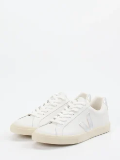 – Sneaker aus Kalbleder mit Metallic-Details*VEJA New