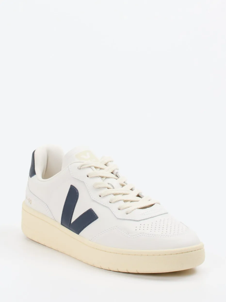– Sneaker aus Kalbleder in Creme*VEJA New