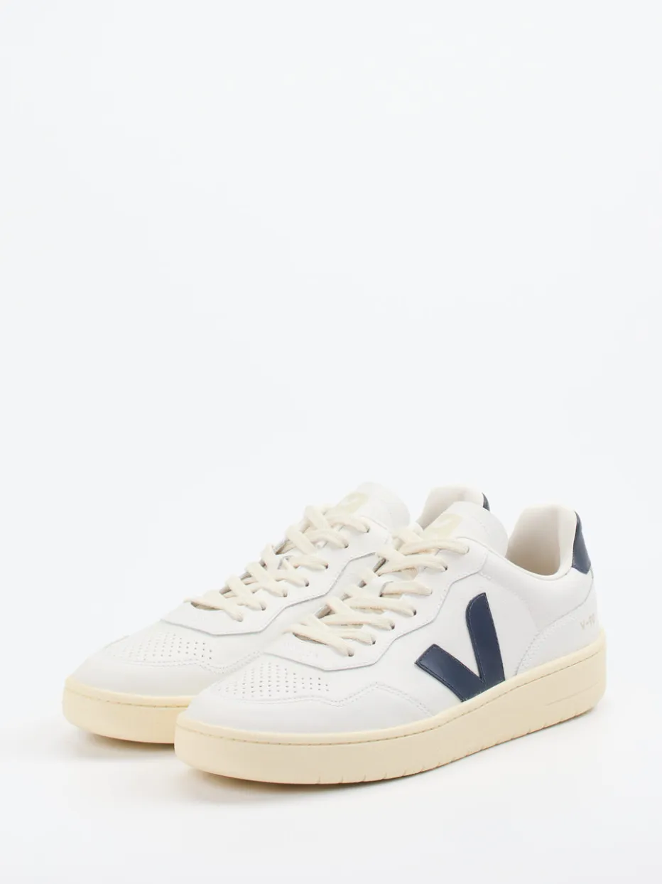 – Sneaker aus Kalbleder in Creme*VEJA New