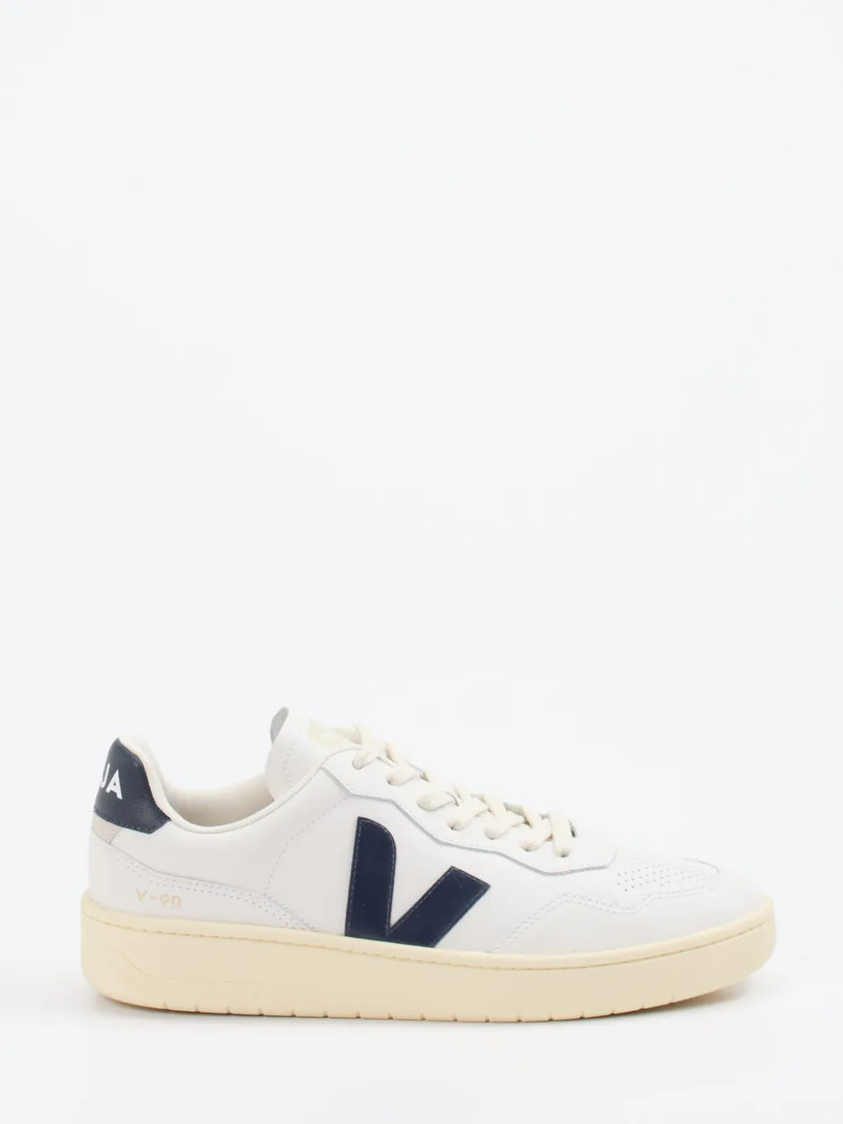 – Sneaker aus Kalbleder in Creme*VEJA New