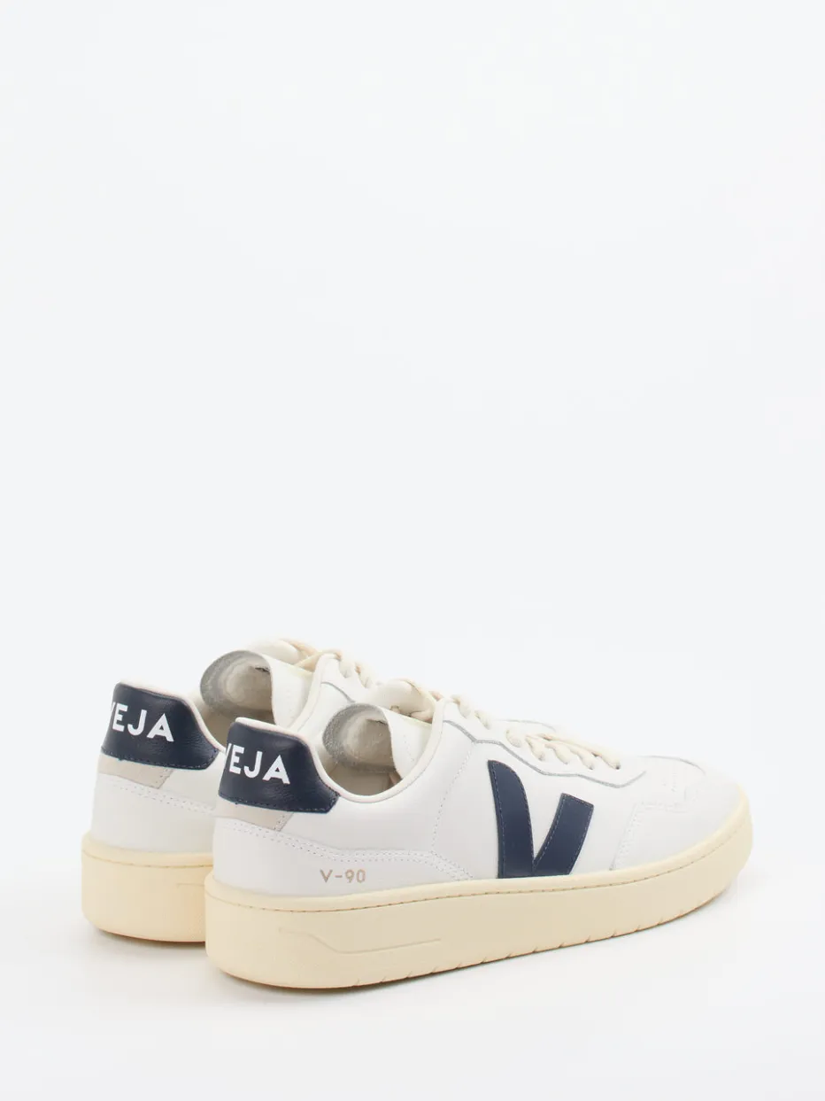 – Sneaker aus Kalbleder in Creme*VEJA New