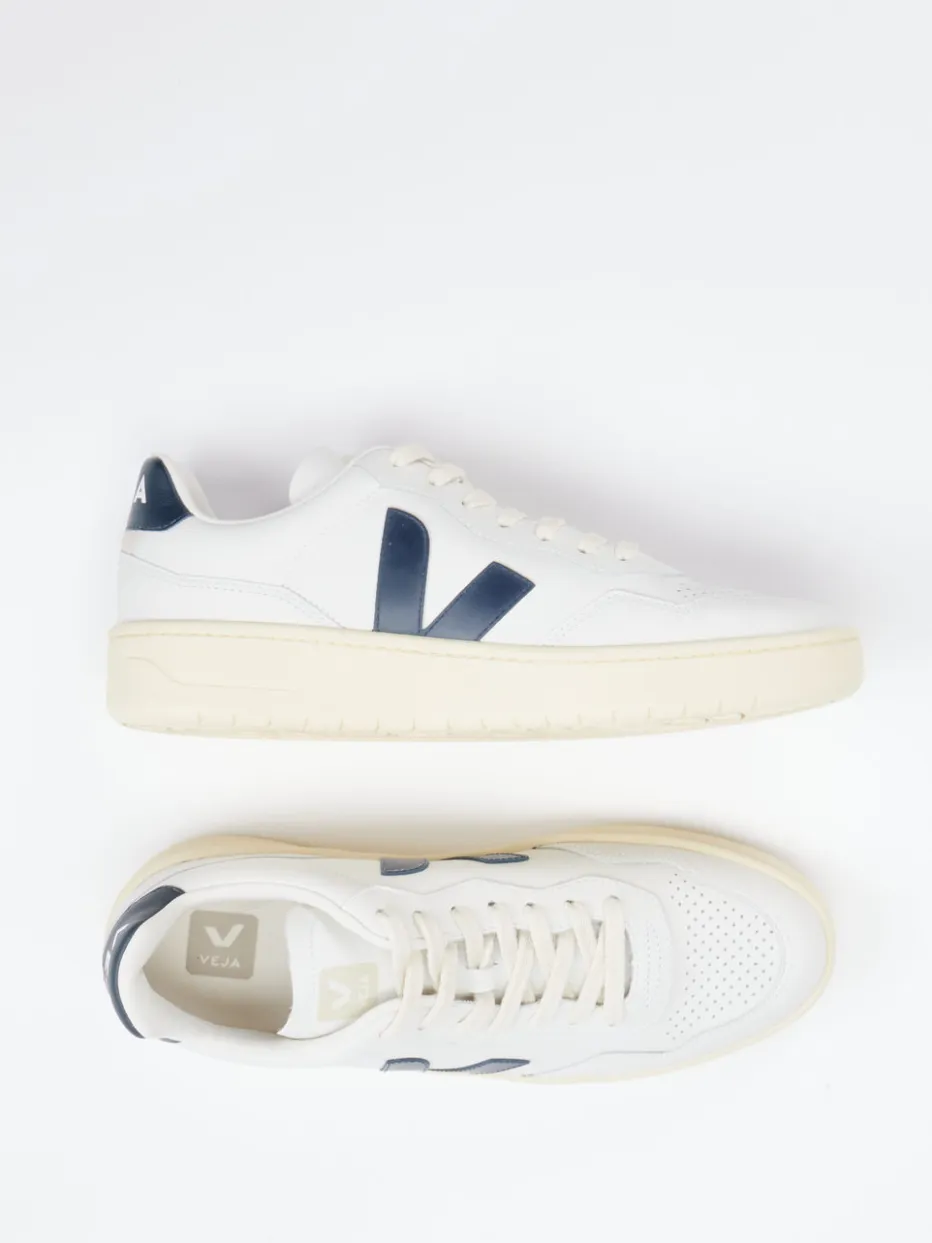 – Sneaker aus Kalbleder in Creme*VEJA New