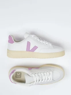 – Sneaker aus Kalbleder in Offwhite*VEJA Best