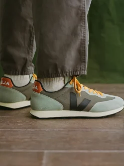 Herren VEJA – Sneaker aus Veloursleder in Salbei