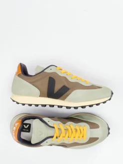 Herren VEJA – Sneaker aus Veloursleder in Salbei